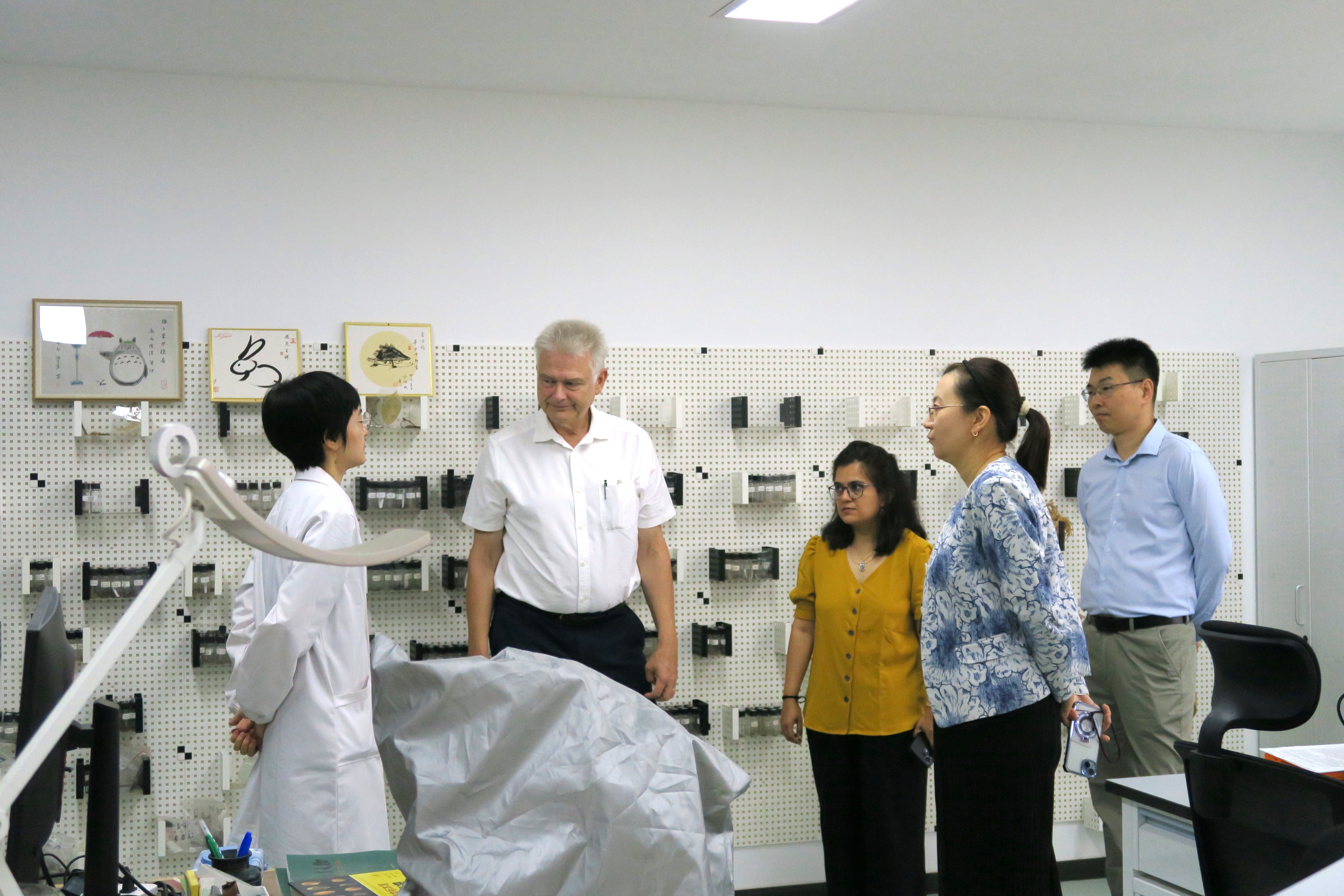 参观科技考古实验室.jpg
